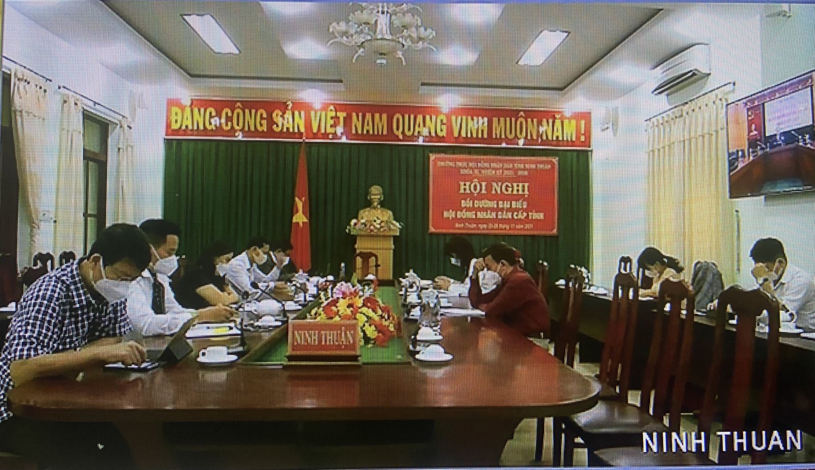 Các đại biểu HĐND tại tỉnh Ninh Thuận lắng nghe bài giảng. 