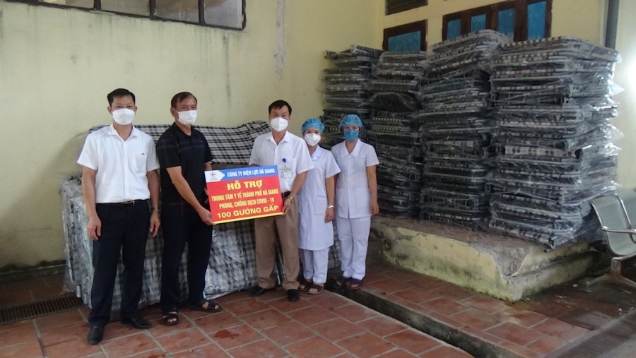 Điện lực Hà Giang tặng 100 chiếc giường gấp cho cán bộ y tế của thành phố tham gia dập dịch nơi tuyến đầu