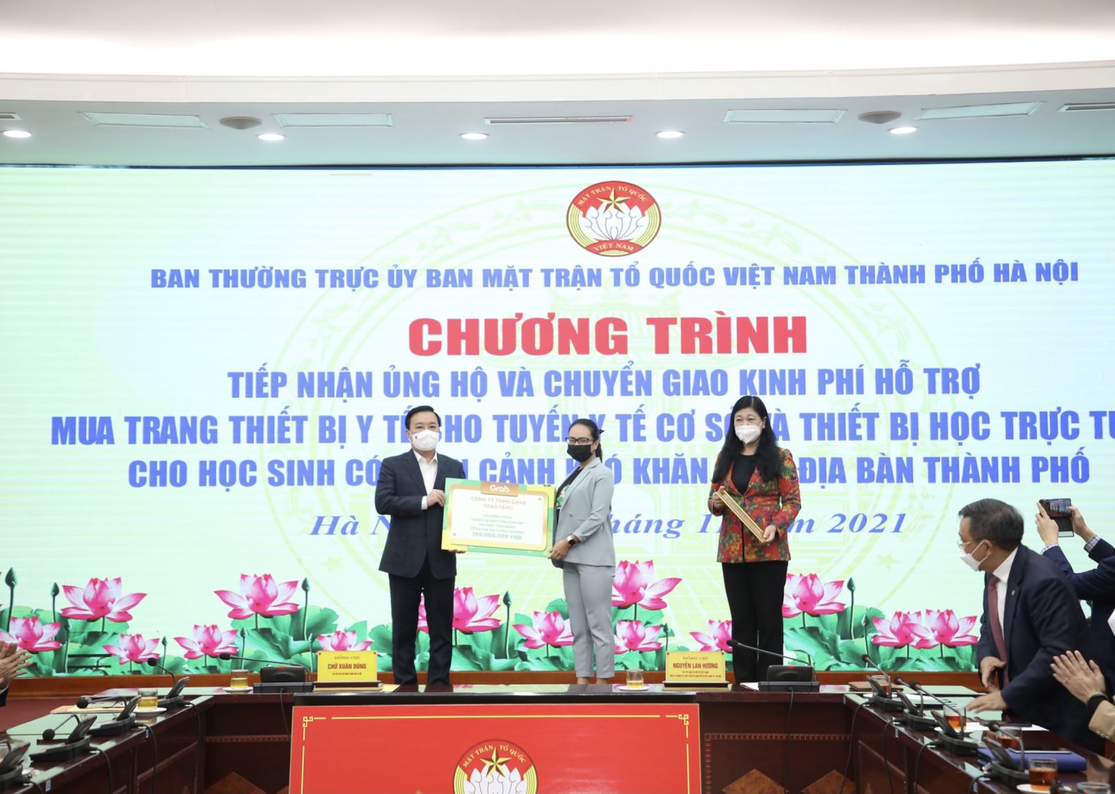 Grab Việt Nam đã trao tặng 100 máy tính bảng, tương đương 360.000.000 đồng  cho Ủy ban Mặt trận Tổ quốc Việt Nam TP. Hà Nội