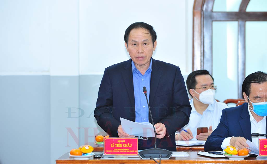	Phó Chủ tịch kiêm Tổng Thư ký Ủy ban Trung ương MTTQ Việt Nam Lê Tiến Châu trình bày báo cáo của Đảng đoàn MTTQ Việt Nam