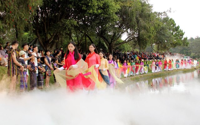 Biễu diễn thời trang Lụa Tơ tằm- Một hoạt động trong chương trình Tuần Văn hóa Trà-Tơ lụa Bảo Lộc 2019 - ẢNH V. HẬU