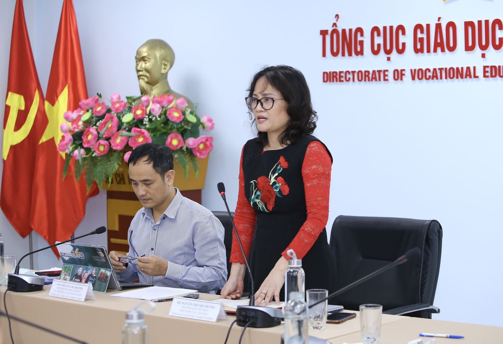 Phó tổng Cục trưởng Tổng Cục Giáo dục nghề nghiệp, TS. Nguyễn Thị Việt Hương trả lời báo chí tại cuộc họp.