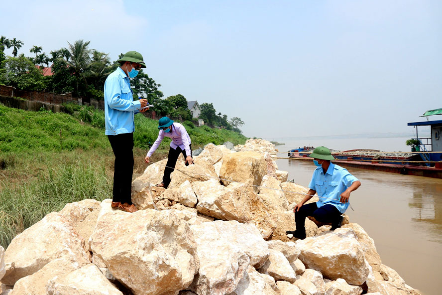 Xây dựng tuyến kè chống sạt lở bờ sông Hồng tại xã Tản Hồng (huyện Ba Vì), góp phần bảo đảm an toàn cho người dân trong mùa mưa bão
