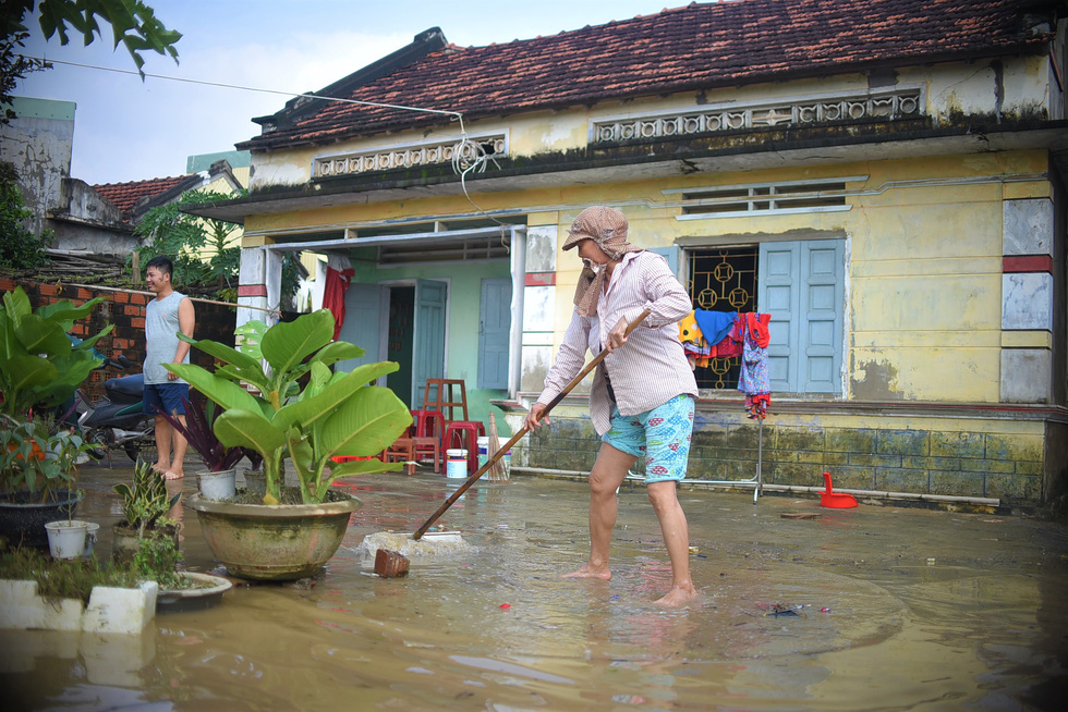 Nước rút, người dân tại Bình Định dọn dẹp nhà cửa