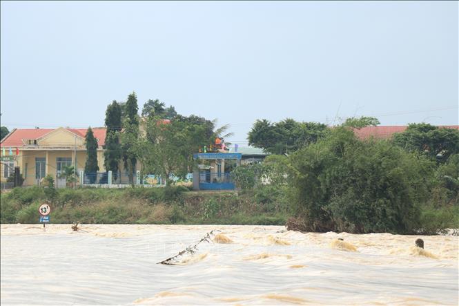 Nước sông Krông Pắch dâng cao khiến cầu Thống Nhất ngập hoàn toàn trong nước xiết.