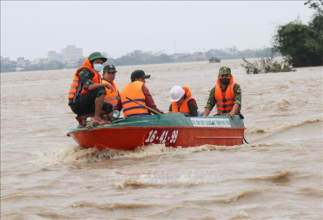 Lực lượng cứu hộ tỉnh Phú Yên dùng xuồng đưa người dân ra khỏi khu vực ngập lụt