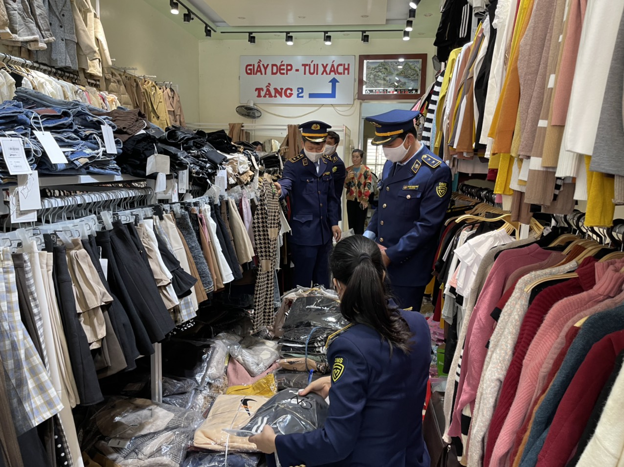 Lực lượng QLTT Hải Phòng đang kiểm tra tại cửa hàng thời trang