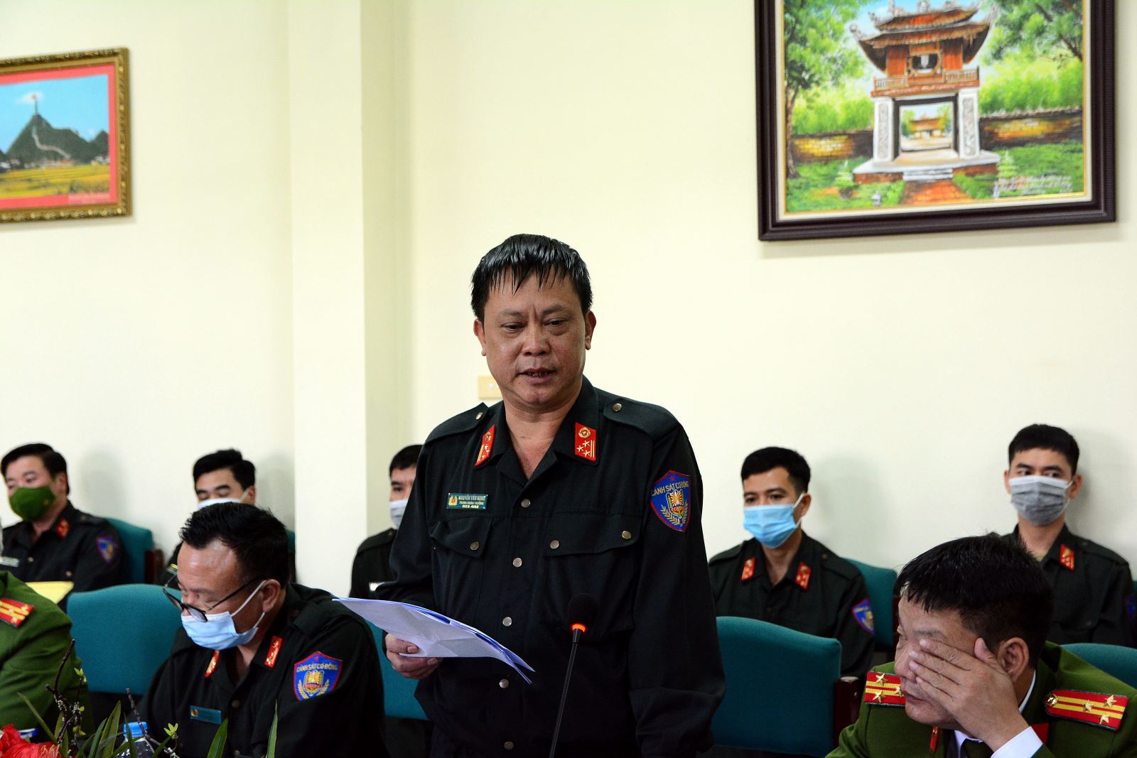 Trung đoàn trưởng Trung đoàn CSCĐ Tây Bắc Nguyễn Văn Hùng báo cáo với Đoàn