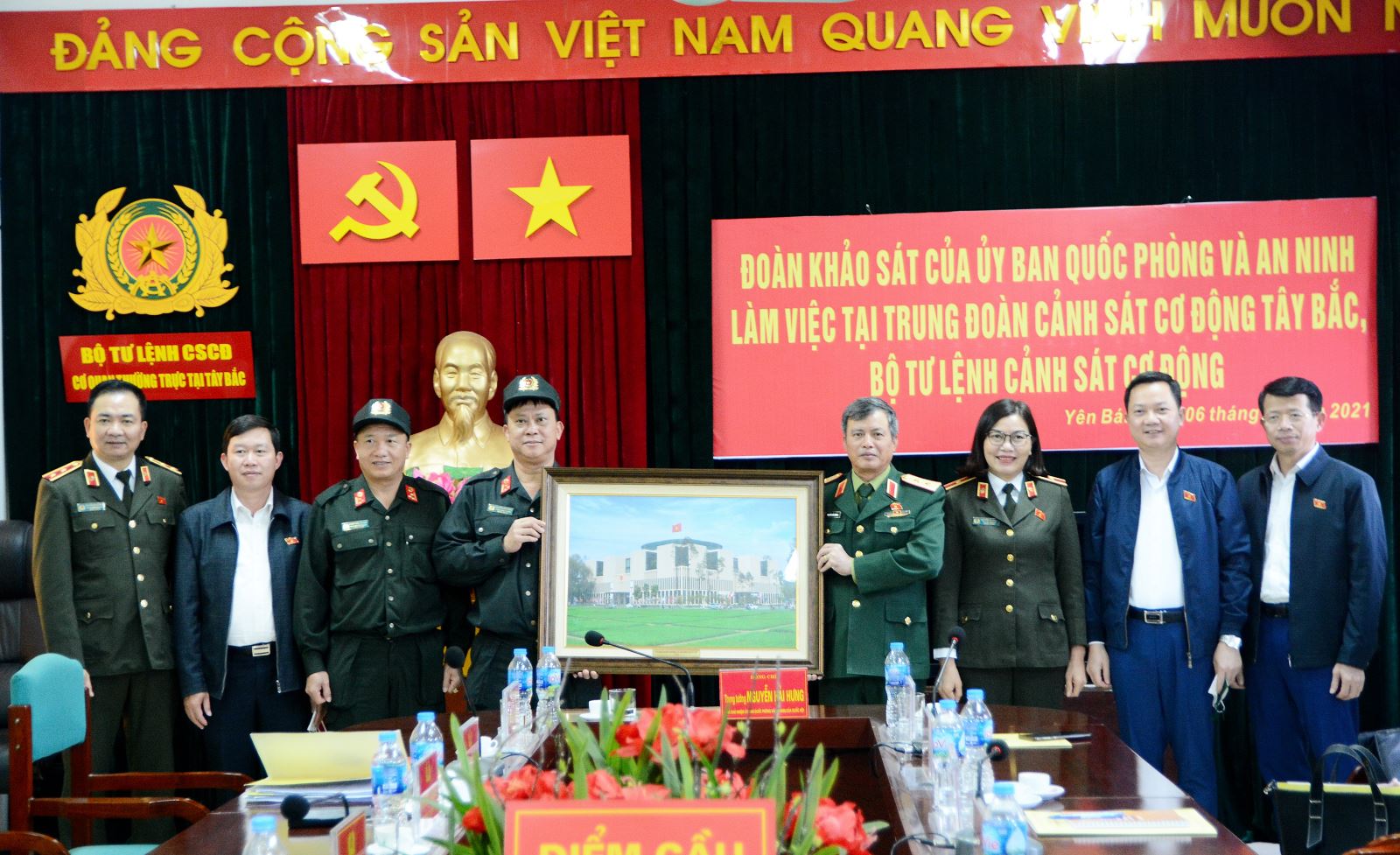 Đoàn trao tặng bức tranh Nhà Quốc hội cho Trung đoàn CSCĐ Tây Bắc