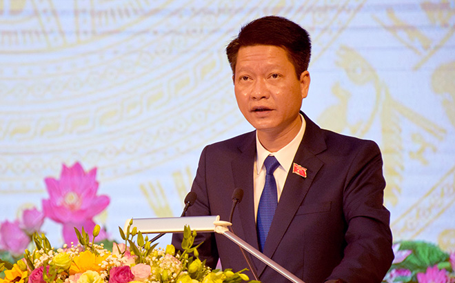 Phó Chủ tịch Thường trực UBND tỉnh Nguyễn Thế Phước trình bày báo cáo kết quả thực hiện nhiệm vụ phát triển kinh tế - xã hội năm 2021.