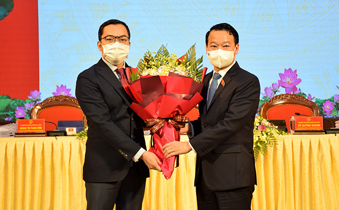 Bí thư Tỉnh ủy Đỗ Đức Duy tặng hoa chúc mừng ông Hoàng Minh Tiến - Giám đốc Sở Thông tin và Truyền thông đã trúng cử chức danh Uỷ viên UBND tỉnh Yên Bái Khoá XIX, nhiệm kỳ 2021 - 2026