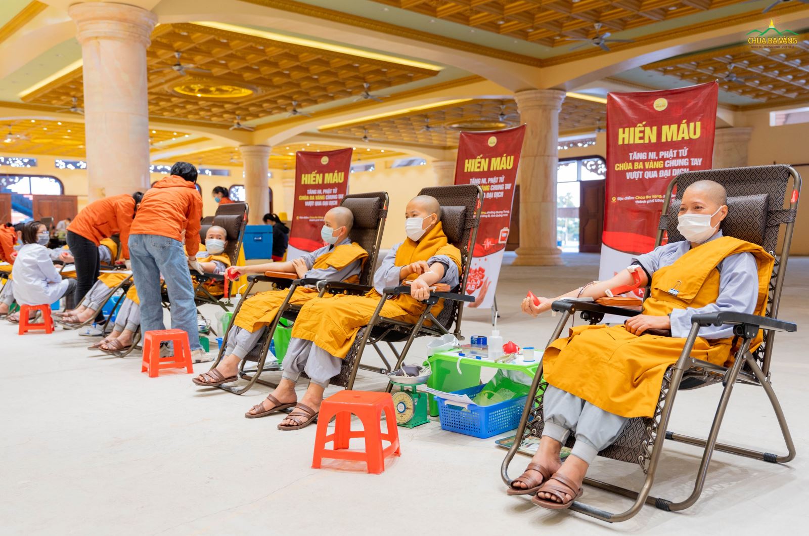 Tăng ni, Phật tử  chùa Ba Vàng tham gia hiến máu cứu người