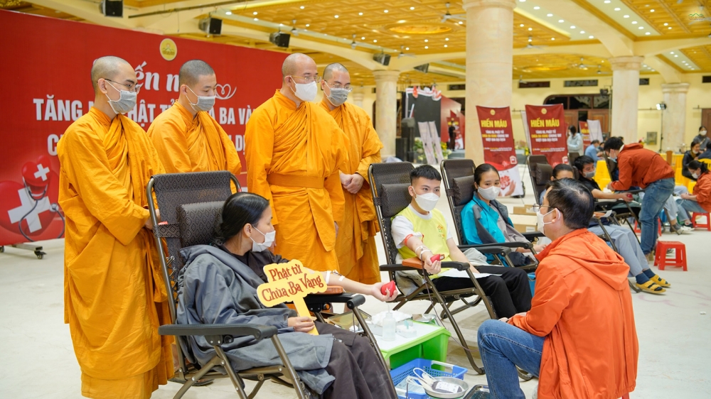  Đại đức Thích Trúc Thái Minh, cùng Chư, Tăng động viên các Phật tử phát tâm hiến máu cứu người