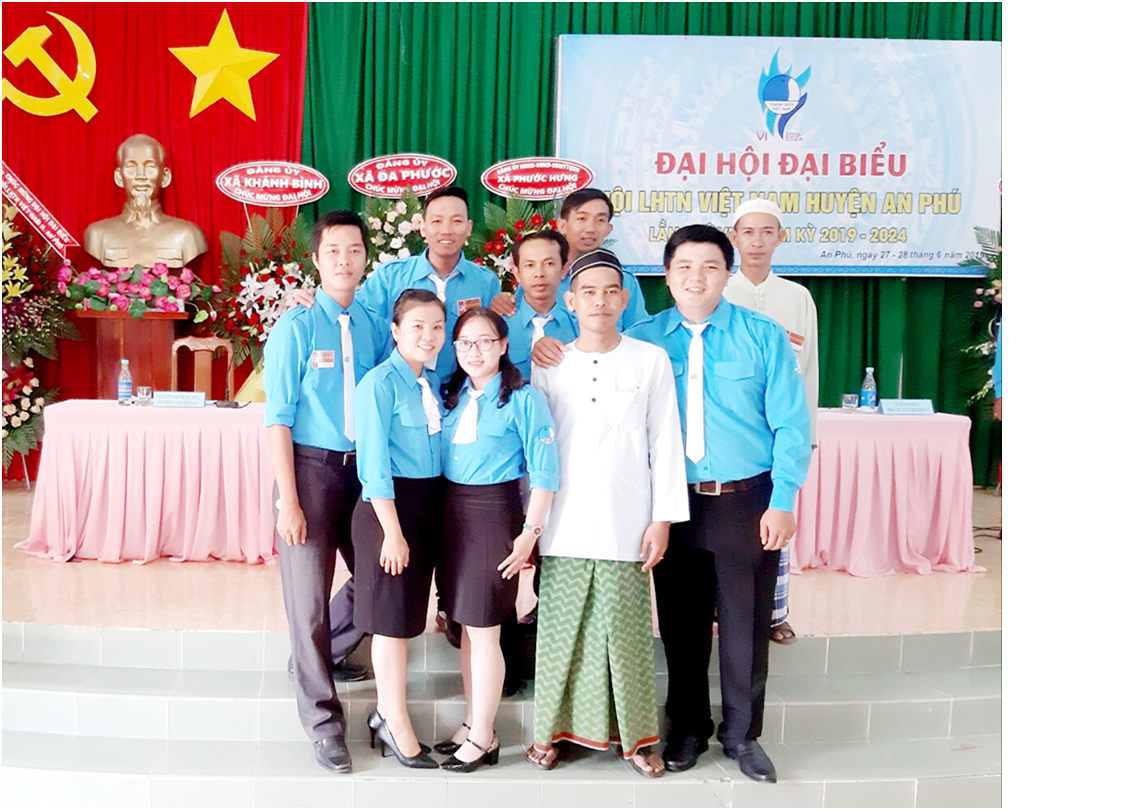 	Anh Du Số (hàng đầu, trong trang phục truyền thống) tại Đại hội đại biểu Hội Liên hiệp Thanh niên huyện An Phú