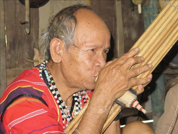 	Nghệ nhân ưu tú A Brol Vẽ thổi khèn – một trong 14 nhạc cụ truyền thống của người Giẻ Triêng