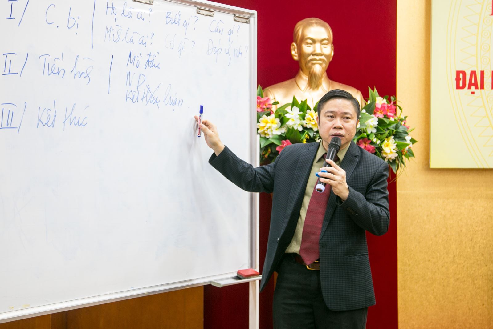 Chánh Văn phòng Học viện Hành chính Quốc gia - PGS.TS Nguyễn Văn Hậu chia sẻ về kỹ năng giám sát.