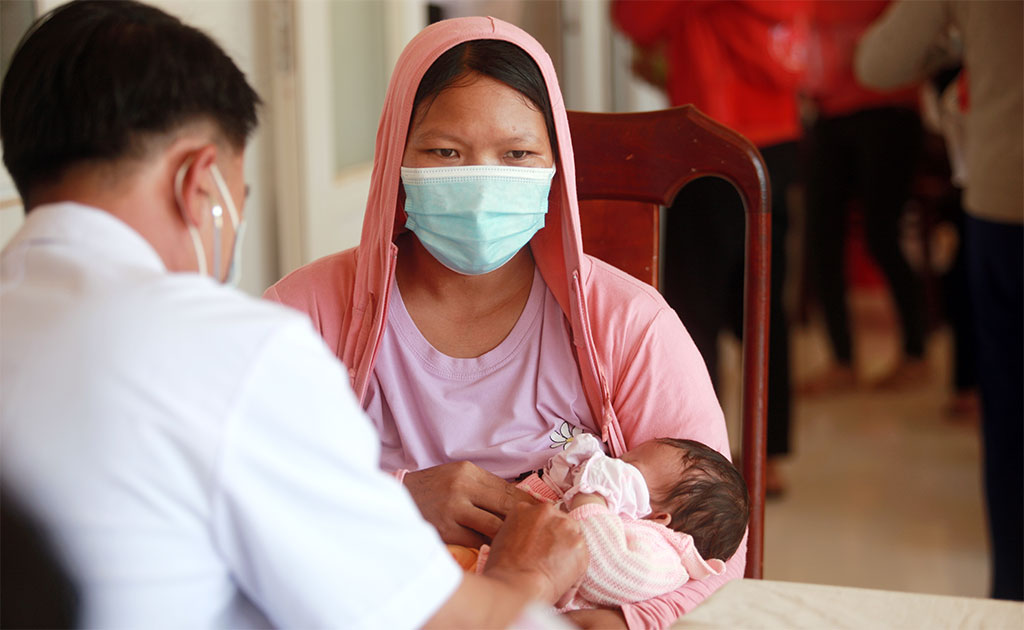 Bác sỹ khám bệnh tại trạm y tế xã Dang Kang, huyện Krong Bong, tỉnh Đắk Lắk