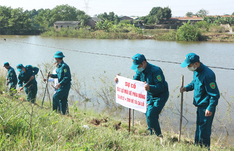 Lực lượng xung kích phòng, chống thiên tai xã Đức Hòa, huyện Sóc Sơn, Hà Nội thực hành kỹ năng xử lý sự cố sạt lở mái đê tả sông Cà Lồ