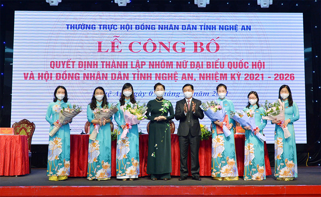 Chủ tịch HĐND tỉnh Thái Thanh Quý và Phó Chủ tịch Hội LHPN Việt Nam Trần Thị Hương tặng hoa chúc mừng Nhóm nữ đại biểu Quốc hội và HĐND tỉnh Nghệ An nhiệm kỳ 2021 - 2026.