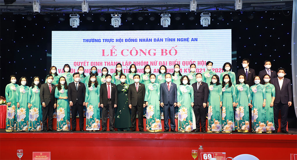 Các đại biểu chụp ảnh lưu niệm với Nhóm nữ đại biểu Quốc hội và HĐND tỉnh Nghệ An nhiệm kỳ 2021 - 2026
