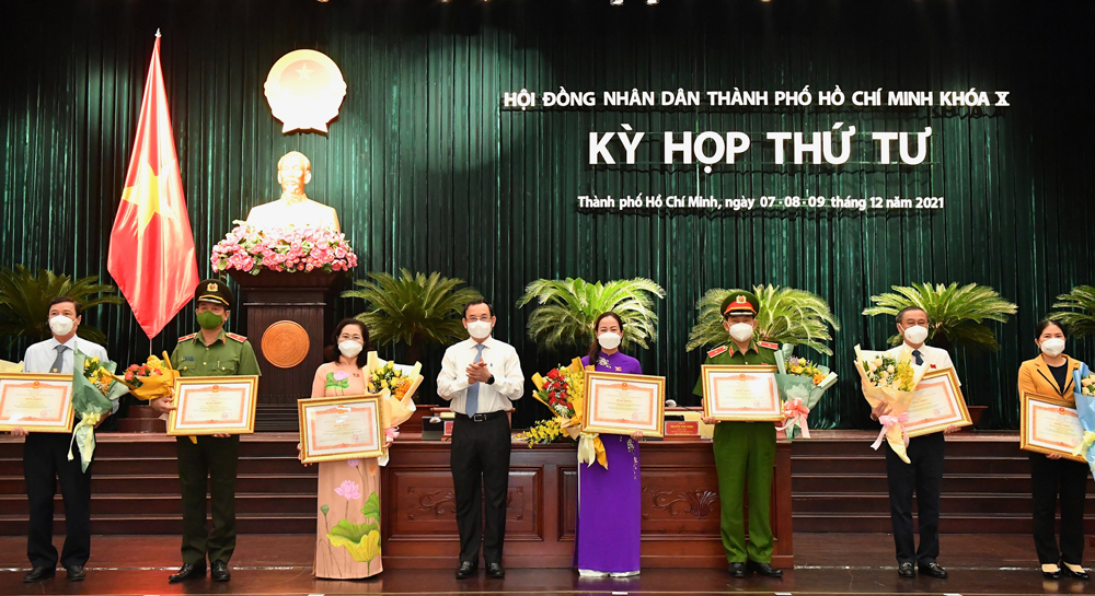 Bí thư Thành uỷ Nguyễn Văn Nên trao tặng Bằng khen của Thủ tướng Chính phủ khen thưởng 5 tập thể, 5 cá nhân đã có thành tích xuất sắc trong công tác bầu cử đại biểu Quốc hội khóa XV và bầu cử đại biểu HĐND các cấp nhiệm kỳ 2021 – 2026.