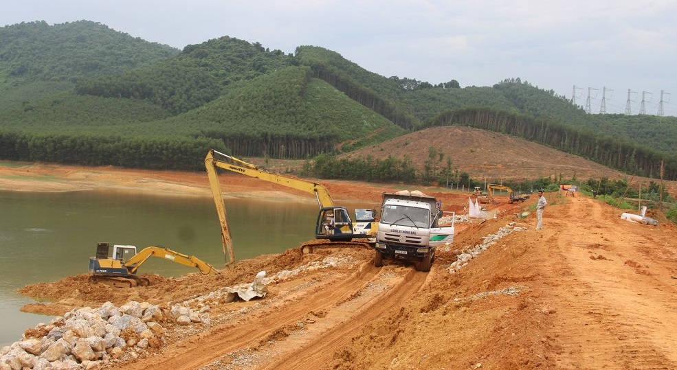 Xây dựng hồ chứa Khe Lau, xã Nghĩa Thuận (Thị xã Thái Hòa)