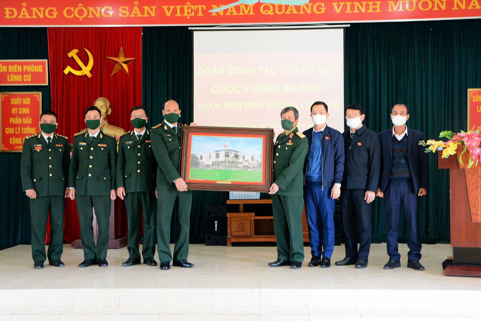 Đoàn trao tặng cho Đồn Biên phòng Lúng Cú bức tranh Nhà Quốc hội