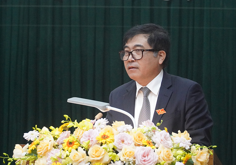  Phó Chủ tịch Thường trực UBND tỉnh Đoàn Ngọc Lâm trình bày báo cáo kinh tế - xã hội