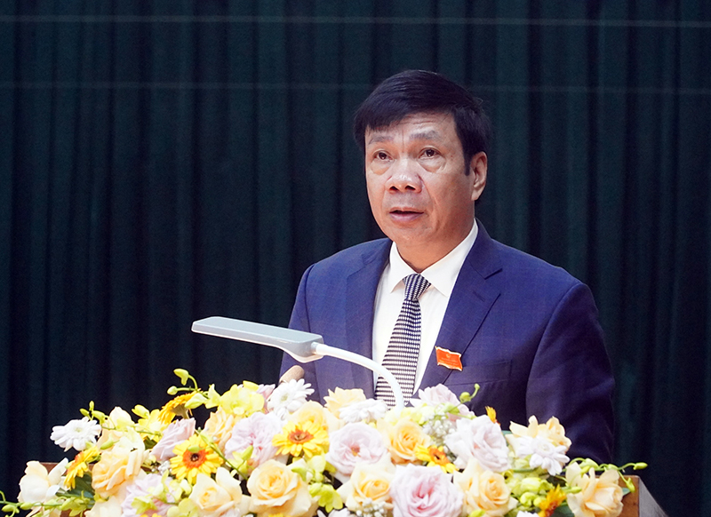 Phó Chủ tịch Thường trực HĐND tỉnh Nguyễn Công Huấn trình bày báo cáo kết quả nhiệm vụ năm 2021, nhiệm vụ trọng tâm năm 2022 của HĐND tỉnh