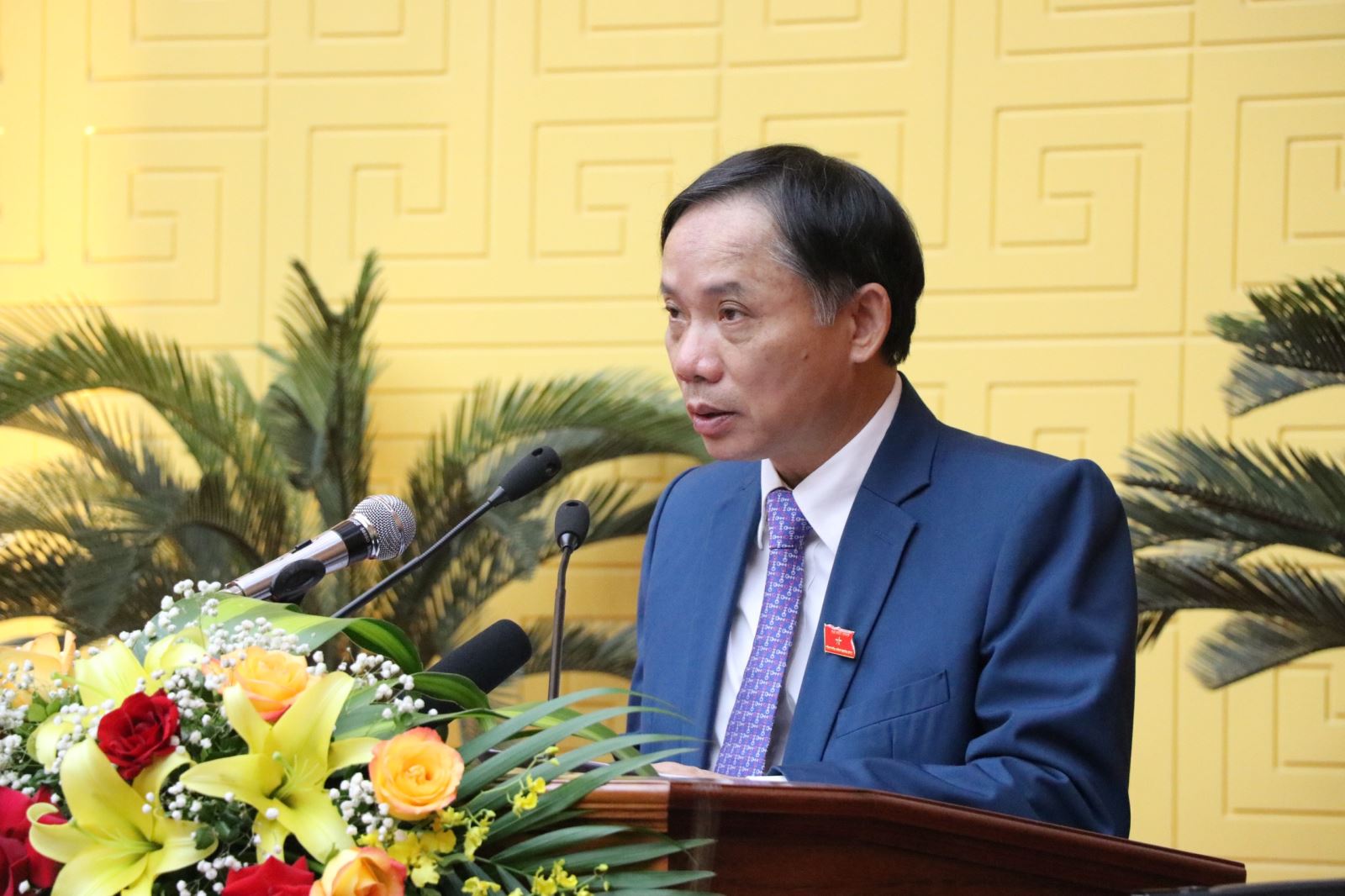 Phó Bí thư Tỉnh ủy, Chủ tịch UBND tỉnh Bùi Văn Khánh trình bày báo cáo tình hình thực hiện kế hoạch phát triển kinh tế - xã hội năm 2021; phương hướng nhiệm vụ phát triển kinh tế - xã hội năm 2022