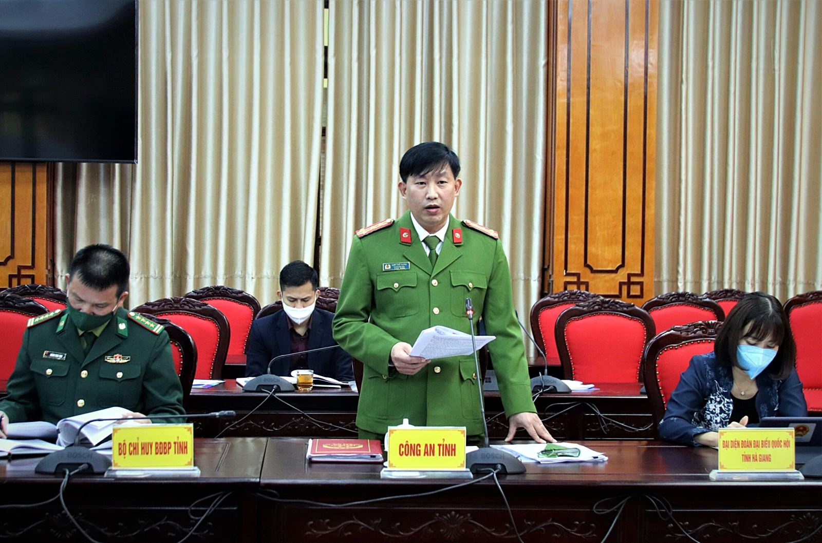 Phó Giám đốc Công an tỉnh Lục Thế Hưng báo cáo với đoàn công tác