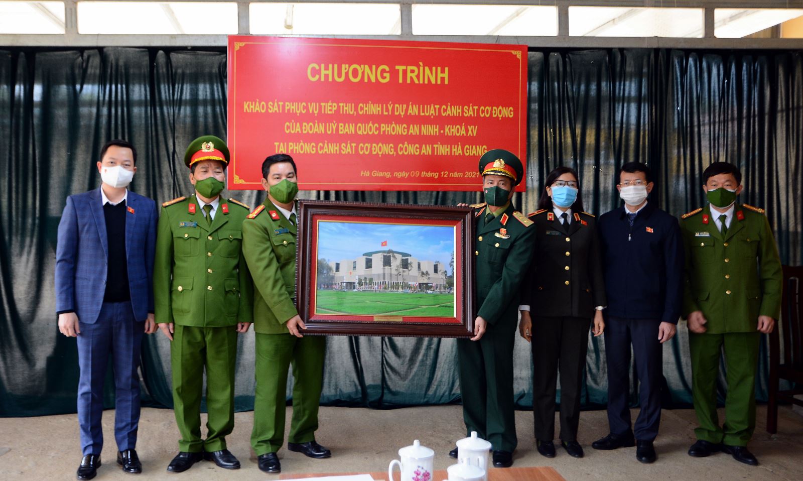 Đoàn công tác trao tặng bức tranh Nhà Quốc hội cho Phòng CSCĐ Công an tỉnh