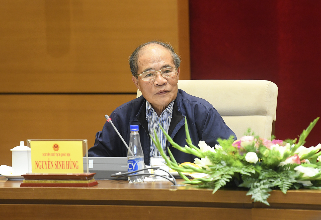 Nguyên Chủ tịch Quốc hội Nguyễn Sinh Hùng phát biểu tại hội nghị