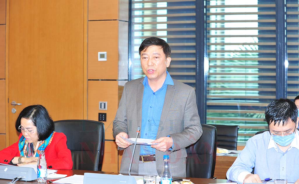 Phó trưởng Ban Công tác đại biểu Nguyễn Tuấn Anh trình bày Tờ trình về việc ban hành dự thảo Nghị quyết