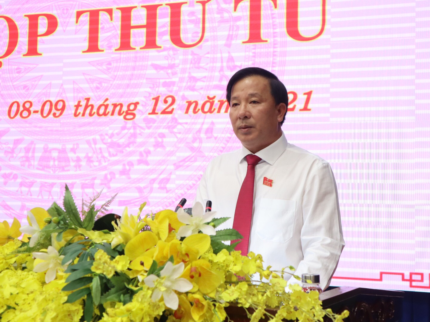 Phó Bí thư Tỉnh ủy, Chủ tịch UBND tỉnh Nguyễn Văn Út trình bày về những giải pháp, định hướng lớn phục hồi và phát triển kinh tế trong trạng thái bình thường mới