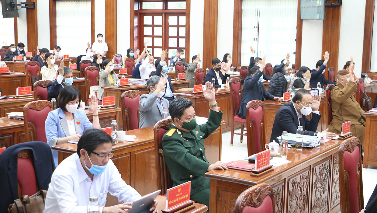 Các đại biểu biểu quyết thông qua các nghị quyết tại kỳ họp 