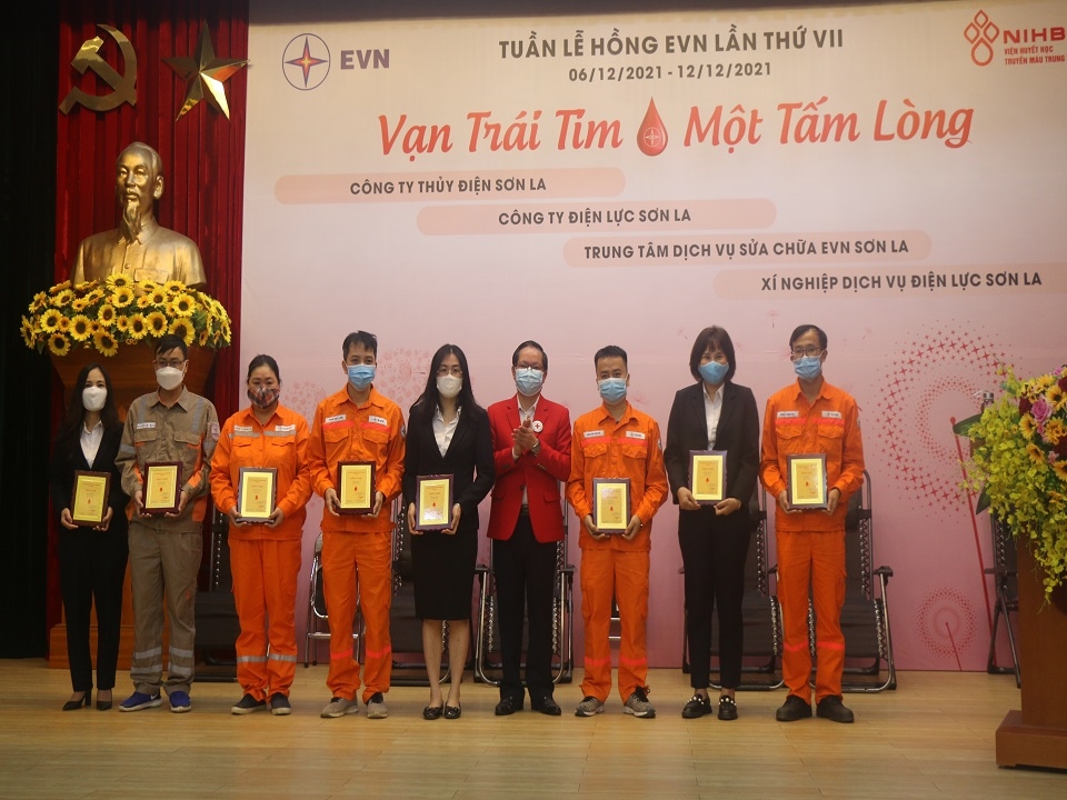 Ông Đào Văn Quang, Phó Chủ tịch Hội chữ thập đỏ trao biểu trưng tôn vinh những tập thể, cá nhân có thành tích xuất sắc trong phong trào tuyên truyền vận động, hiến máu tình nguyện