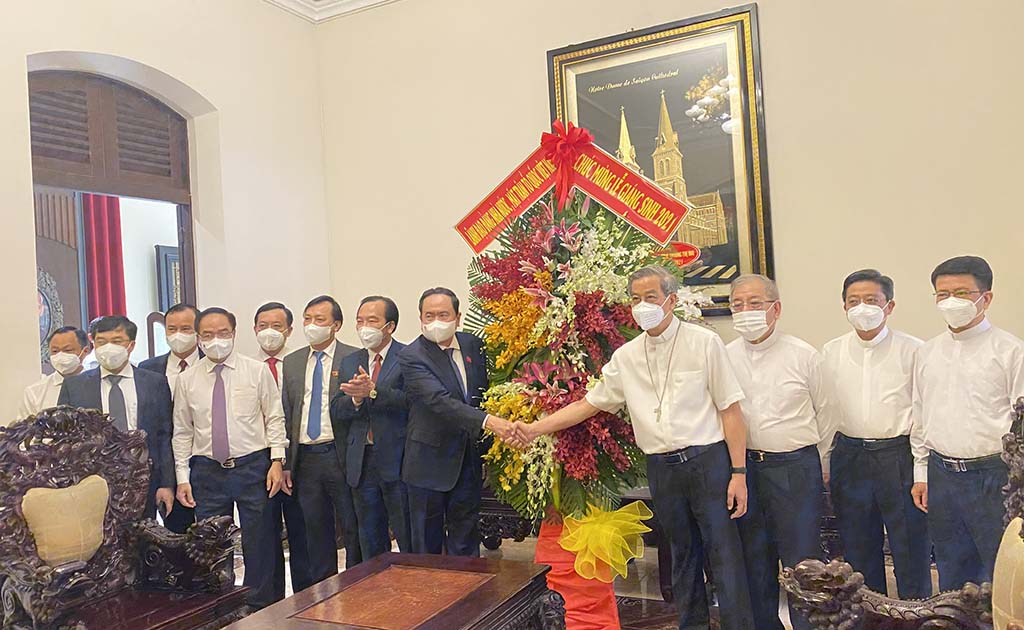 Phó Chủ tịch thường trực Quốc Hội Trần Thanh Mẫn tặng hoa chúc mừng Tổng Giáo phận TP. Hồ Chí Minh