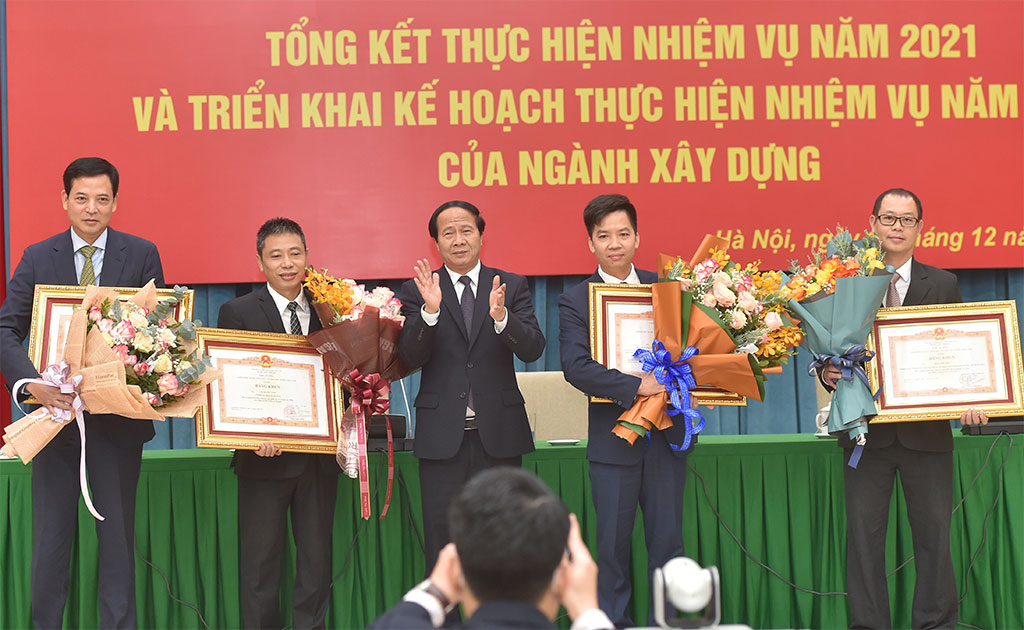 Phó Thủ tướng Lê Văn Thành trao Bằng khen của Thủ tướng Chính phủ tặng các cá nhân, tập thể đạt thành tích xuất sắc của ngành xây dựng.