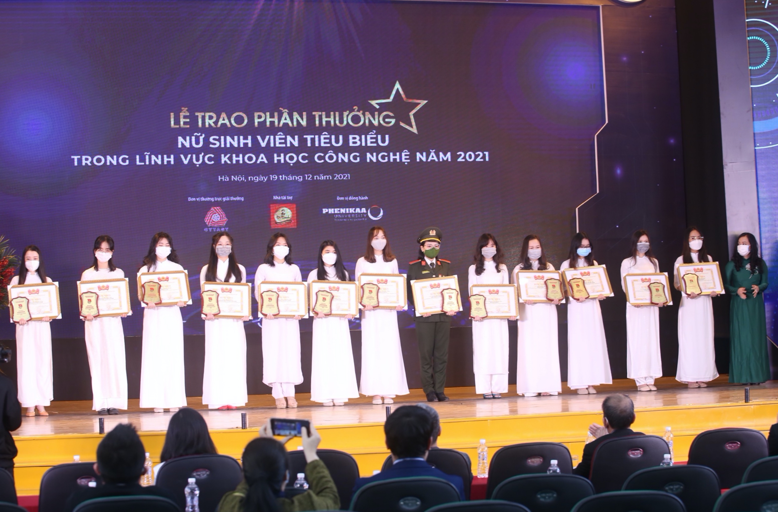 Những gương mặt trẻ nhận Giải thưởng KHCN Quả cầu Vàng và Phần thưởng Nữ sinh viên tiêu biểu trong lĩnh vực KHCN năm 2021