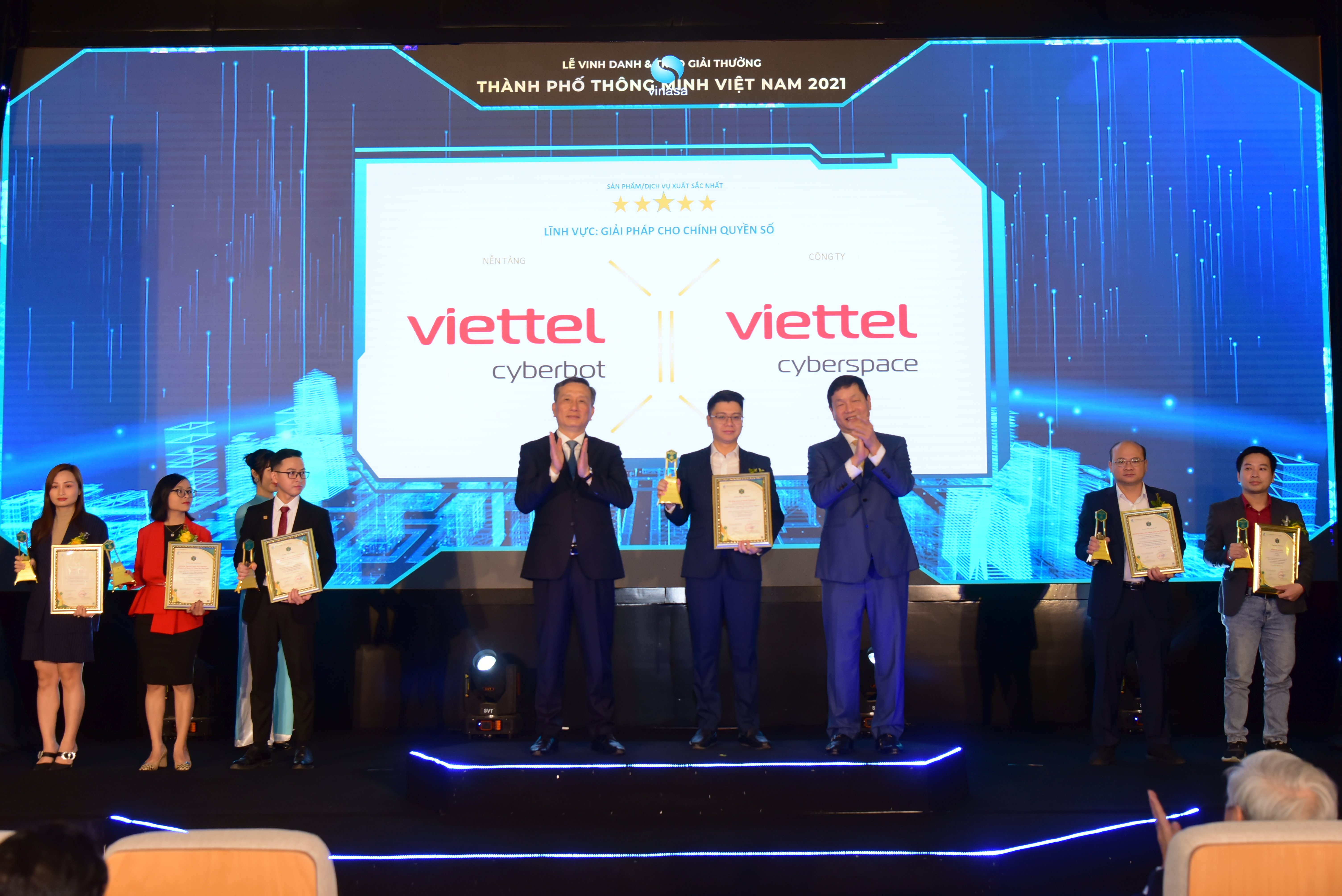 Đại diện Trung tâm Không gian mạng Viettel nhận giải thưởng xuất sắc nhất cho sản phẩm Viettel Cyberbot
