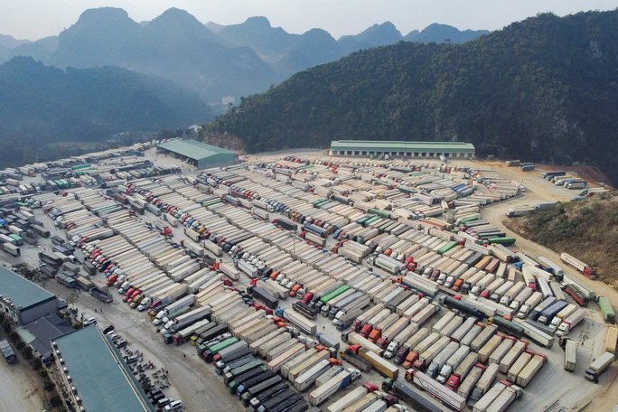 Hàng nghìn xe container nông sản ùn ứ tại cửa khẩu ở Lạng Sơn. Nguồn: Báo Người lao động