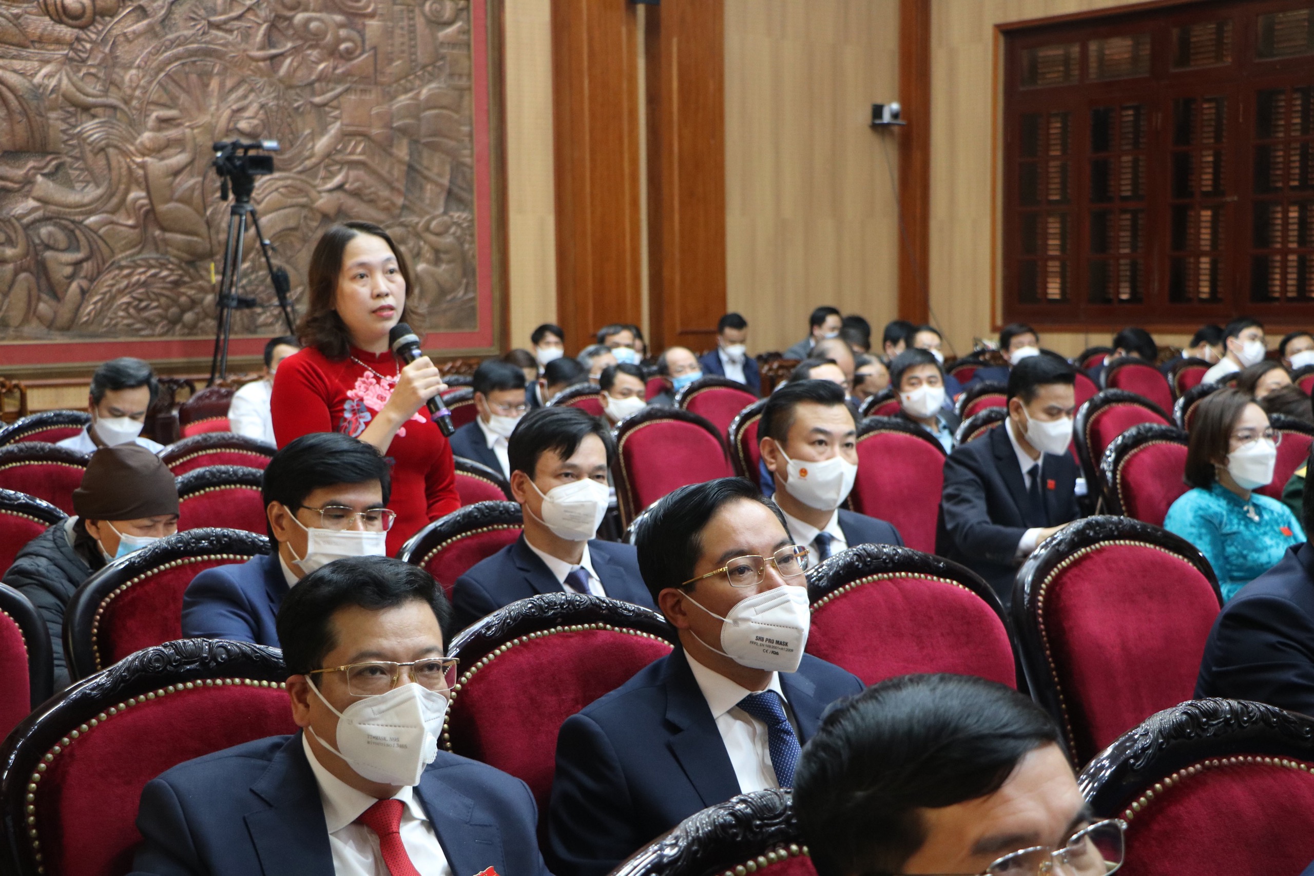 	Đại biểu HĐND tỉnh Hà Nam tham gia thảo luận tại hội trường