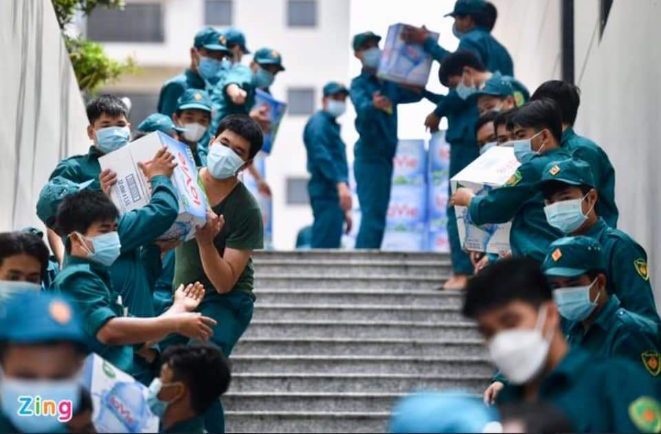 	Dân quân tự vệ TP.Hồ Chí Minh tham gia vận chuyển lương thực - Nguồn: Zing
