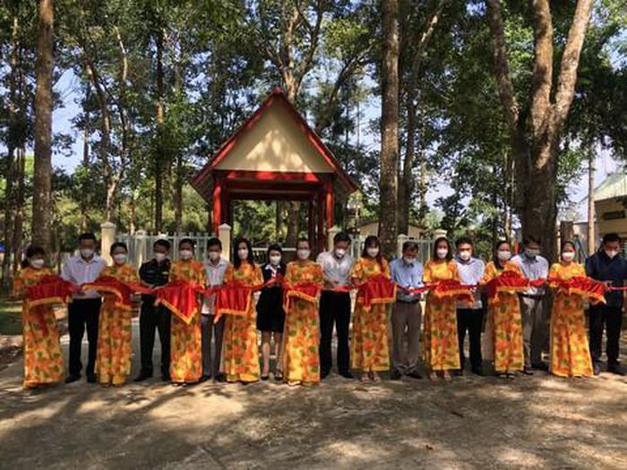 	Lễ khánh thành và bàn giao Nhà cúng nhang rừng cho dân làng Chơ Ro - Nguồn: http://btgcp.gov.vn/