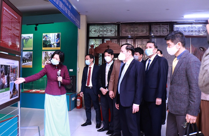 	Các đại biểu tham quan triển lãm - Nguồn: http://baobacgiang.com.vn/