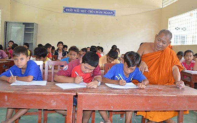 Thượng tọa Tăng Sa Vông, trụ trì chùa Cái Giá, xã Hưng Hội, huyện Vĩnh Lợi ạy chữ cho học sinh dân tộc Khmer - Nguồn: danvan.vn