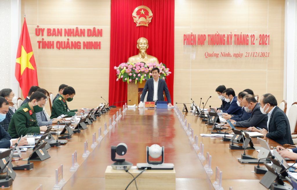 Chủ tịch UBND tỉnh Nguyễn Tường Văn chủ trì phiên họp thường kỳ UBND tỉnh tháng 12.2021 - ảnh: Q.M.G