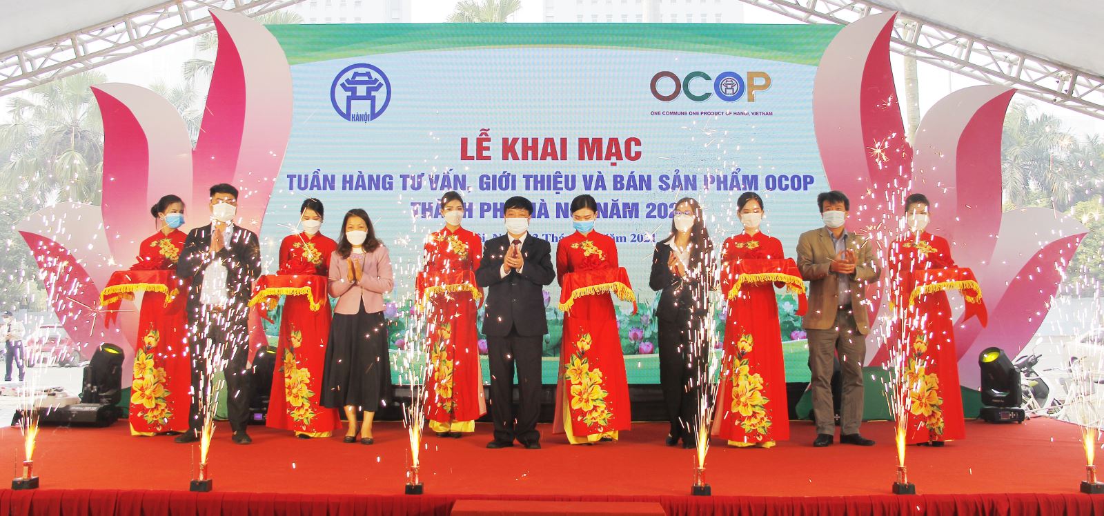 Các đại biểu cắt băng khánh thành điểm giới thiệu và bán sản phẩm OCOP Thành phố Hà Nội năm 2020