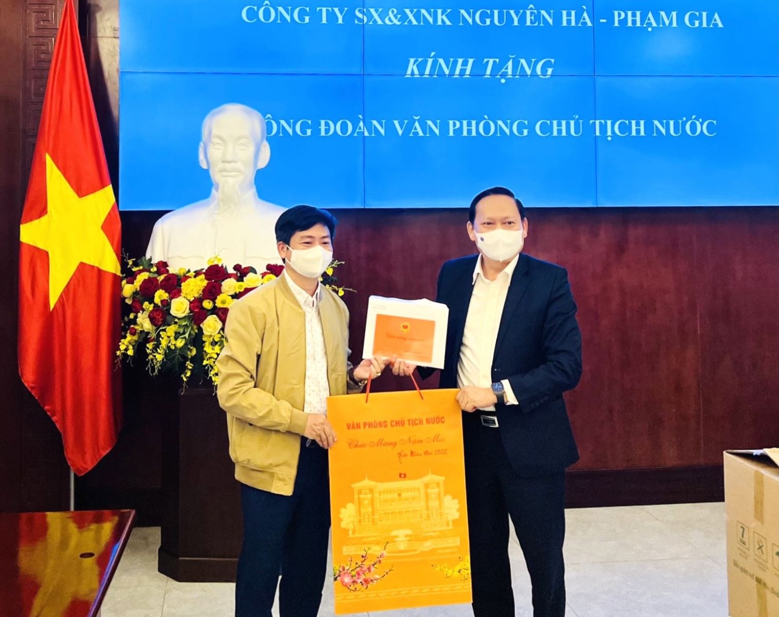 Ông Phạm Chí Hùng - Chủ tịch Hội đồng Quản trị Công ty Sản xuất và Xuất nhập khẩu Nguyên Hà - Phạm Gia trao tặng sản phẩm cho Văn phòng Chủ tịch nước